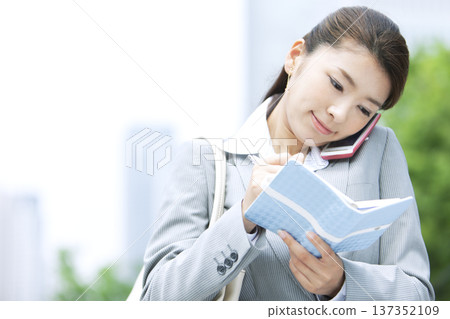 打電話與智能手機的女商人 137352109