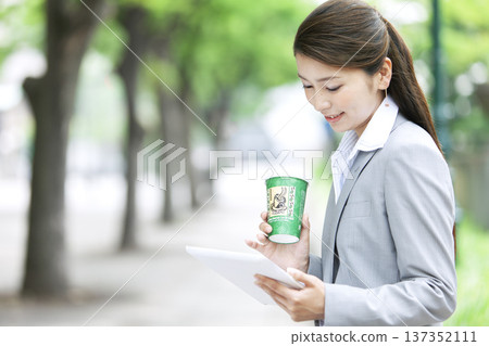 有片劑的女商人 137352111