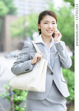 打電話與智能手機的女商人 137352115