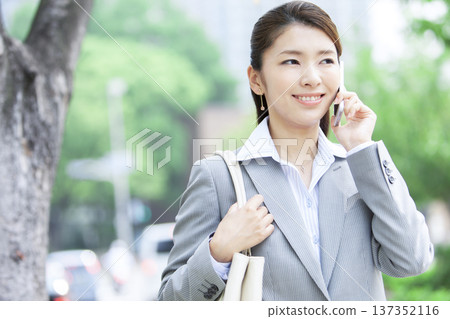 打電話與智能手機的女商人 137352116