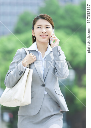 打電話與智能手機的女商人 137352117