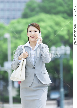 Business woman to call with smartphone Business woman to call with smartphone 137352120