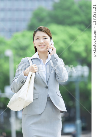 打電話與智能手機的女商人 137352121