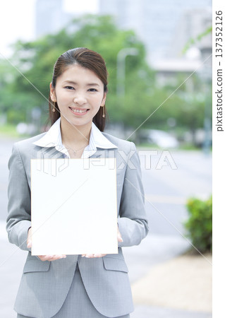 有whiteboard的女實業家 137352126