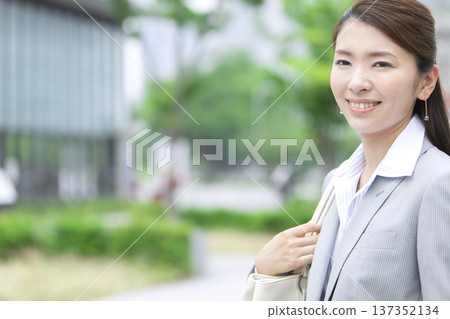 走在辦公室的女實業家 137352134