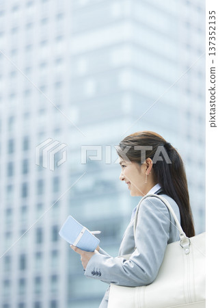 觀看筆記本的女商人 137352135