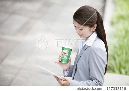 有片劑的女商人 137352136