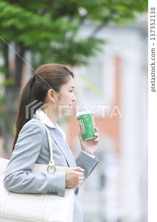 咖啡飲用的女商人 137352138