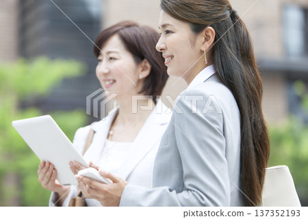兩位女商人正在看平板電腦 137352193