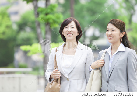 兩位職業婦女在辦公區行走 137352195