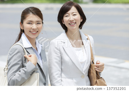 兩位職業婦女在辦公區行走 137352201
