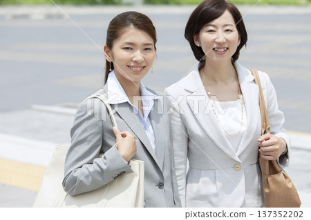 兩位職業婦女在辦公區行走 137352202