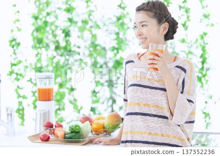 女人在廚房喝果汁 137352236