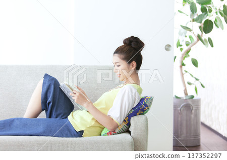 讀在沙發的婦女 137352297