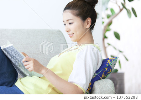 讀在沙發的婦女 137352298