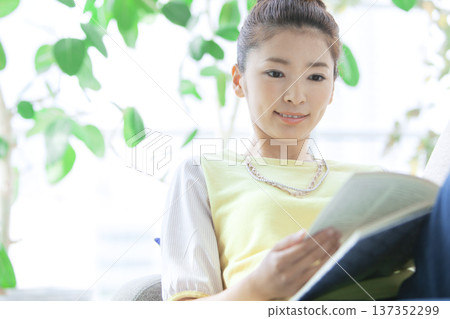 讀在沙發的婦女 137352299