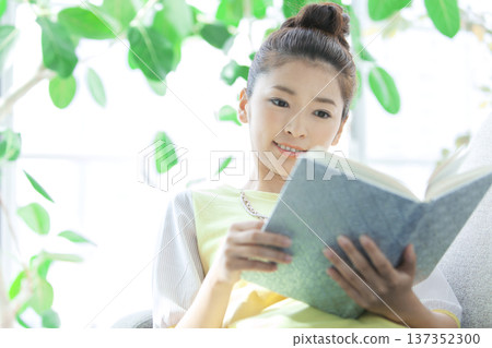 讀在沙發的婦女 137352300