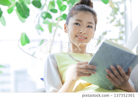 讀在沙發的婦女 137352301
