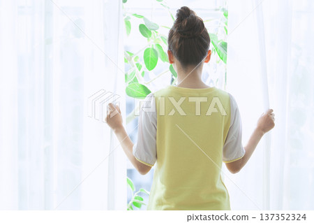 女人打開窗簾 137352324