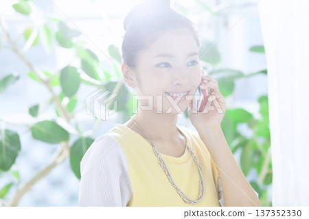 A woman who calls at the window 137352330