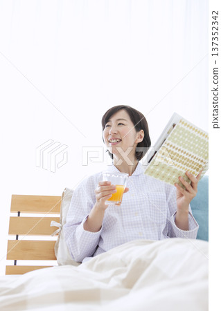 中年婦女在床上看書 137352342