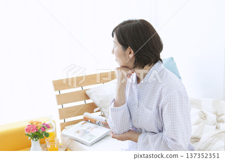 中年婦女在床上思考 137352351