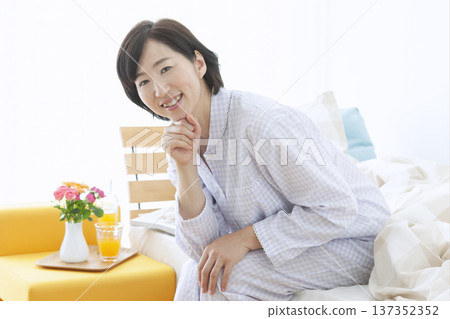 中年婦女坐在床上 137352352