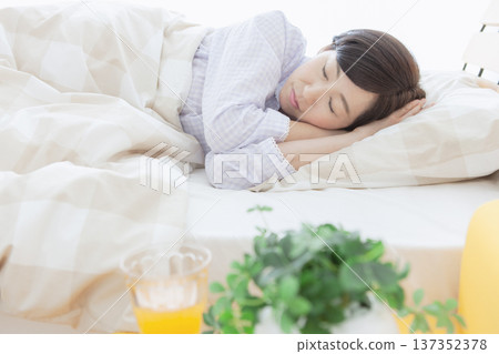 A middle-aged woman sleeping in bed　 137352378