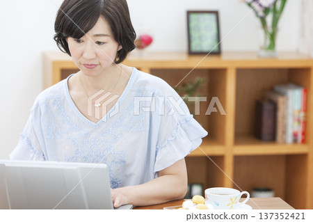 操作膝上型計算機的中年婦女 137352421