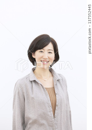 一個微笑的中年婦女的肖像 137352445