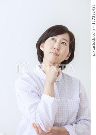 一位穿著睡衣的中年婦女在思考 137352453