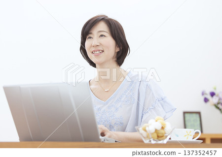 操作膝上型計算機的中年婦女 137352457