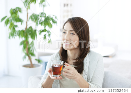 Senior woman drinking tea 137352464