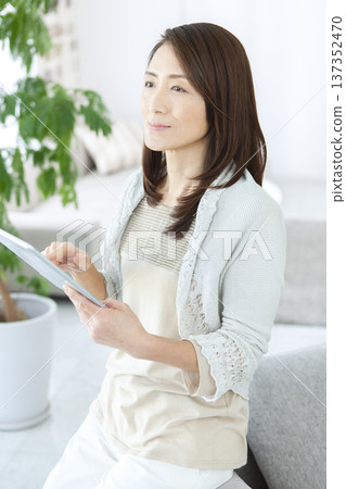 操作片劑的資深婦女 137352470