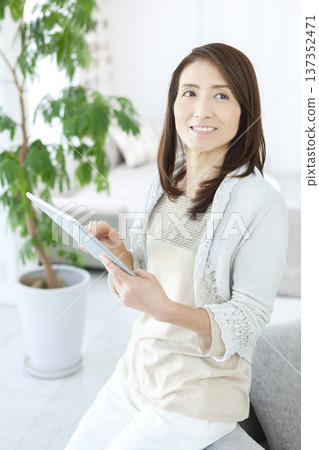Senior woman operating a tablet 137352471