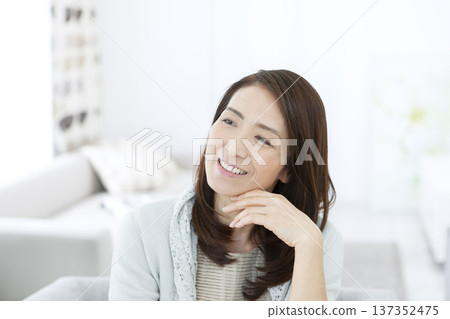 一位老婦人坐在椅子上沉思 137352475