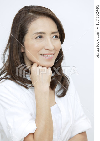 Senior women's portrait of smiling face 137352495