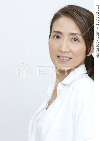 微笑的面孔資深婦女的畫象 137352513