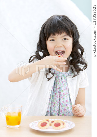 愛吃甜食的女孩 137352525