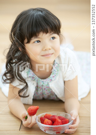 A girl who eats strawberries 137352552