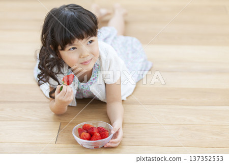 A girl who eats strawberries 137352553