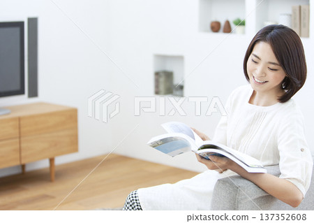 A lady who reads in the living room A lady who reads in the living room 137352608
