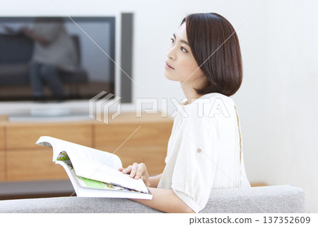 A lady who reads in the living room A lady who reads in the living room 137352609