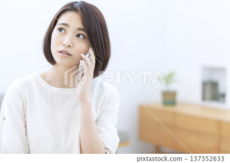 Woman calling on a smartphone 137352633