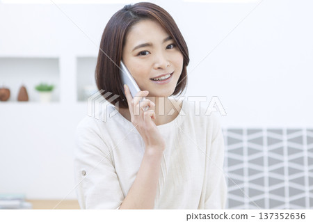 打電話給智能手機的女人 137352636