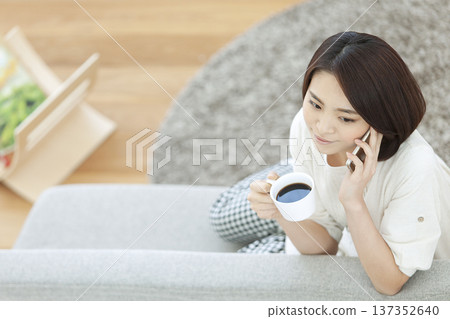 打電話給智能手機的女人 137352640