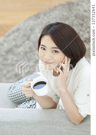 打電話給智能手機的女人 137352641