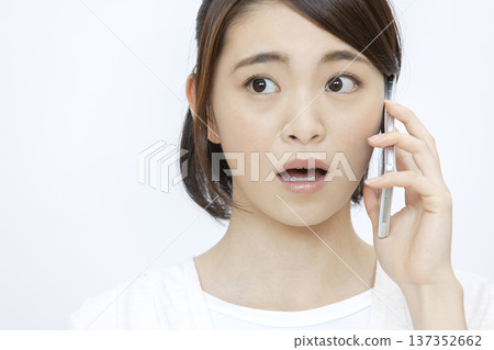 Woman calling on a smartphone 137352662