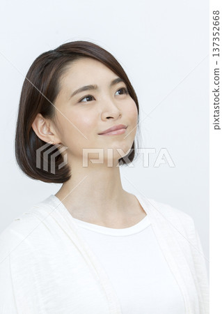Smiley women's portrait Smiley women's portrait 137352668