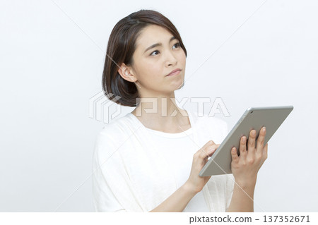 一個操作平板電腦的女人 137352671